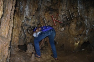 Seorang pengunjung Goa Batu membasuh wajahnya dengan air dari telaga kecil di dalam goa.