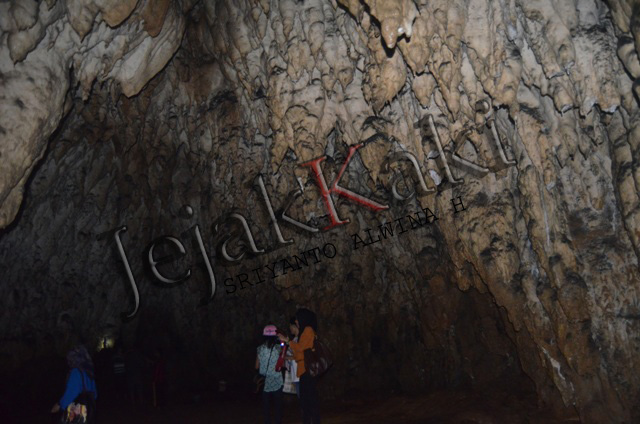 Konon, di dalam goa terdapat makam Raja Bantimurung yang pernah memerintah di wilayah ini.
