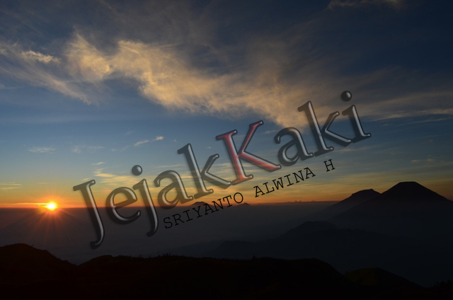 Menyaksikan matahari terbit dari ufuk timur bukanlah sesuatu hal yang luar biasa. Namun berbeda dengan pengalaman menanti bangunnya sang surya dari atas Gunung Prau, gunung tertinggi di Dieng. Momen menyaksikan terbitnya mentari dari atap pulau Jawa.