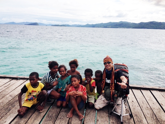 Bersama anak-anak pulau Saporkren.
